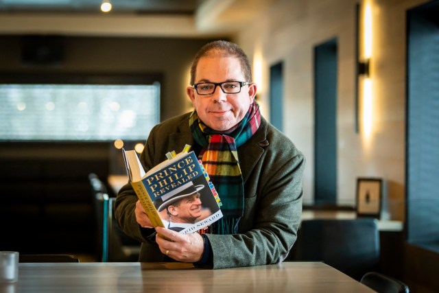 Credit photo : La Tribune, Jessica GarneauJournaliste : Alain GoupilMarc Nadeau spécialiste de la monarchie britannique